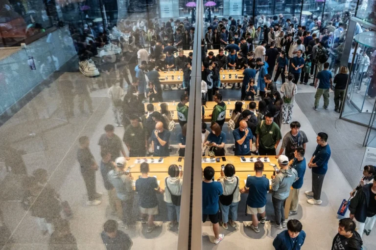 Apple vs. Huawei: Bătălia pentru vânzări în China odată cu lansarea noilor telefoane