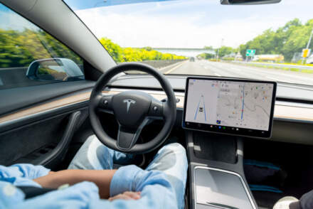 Tesla Full Self-Driving: Probleme de siguranță și intervenții umane la fiecare 13 mile